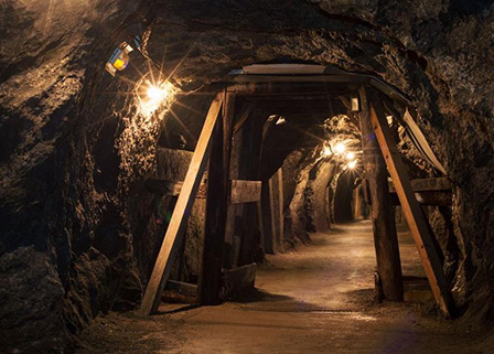 Work in confined spaces must wear portable gas detector
